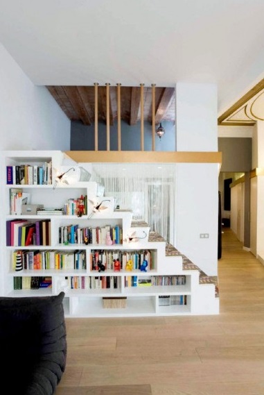 Dekoratif merdiven altı kitaplık modeli