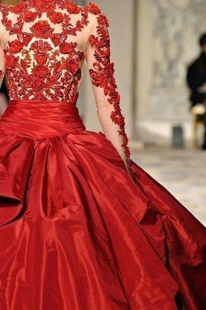 kırmızı tafta üst kısmı kumaşımdan çiçek işlemeli abiye elbise