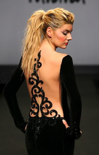 siyah sırt dekolteli işlemeli abiye elbise modeli