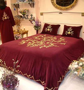Kırmızı sırma işlemeli yatak örtüsü modeli