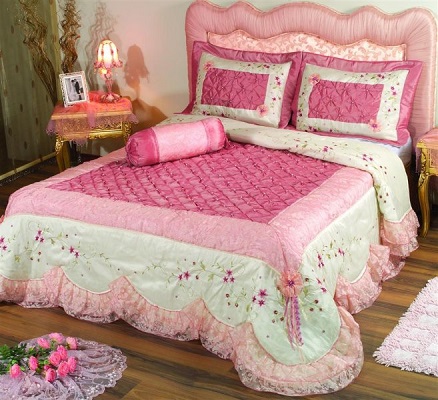 Pembe çiçekli yatak odası modeli