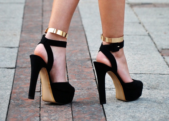Siyah yüksek topuklu bantlı ayakkabı modelleri