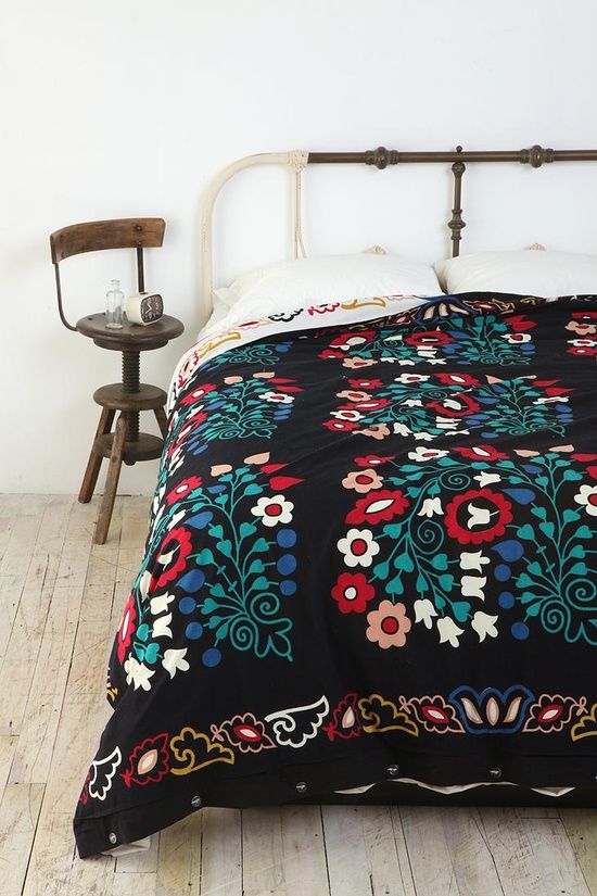 Siyah üzeri renkli desenli yatak örtüsü