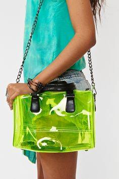 açık yeşil renkli zincir askılı bayan çanta