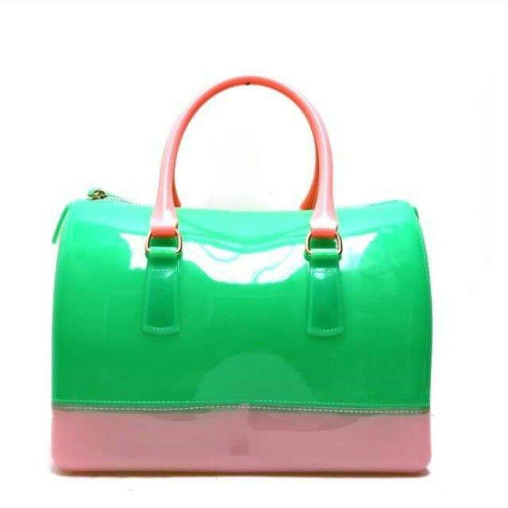 rengarenk farklı tasarımlarda bayan çantalar