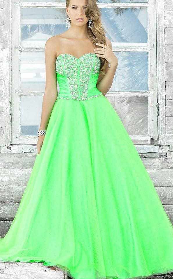 yeşil straplez kabarık elbise
