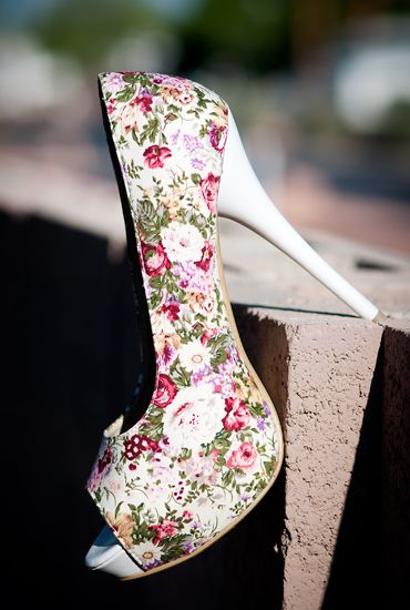 Çiçek desenli platform topuklu ayakkabı modeli