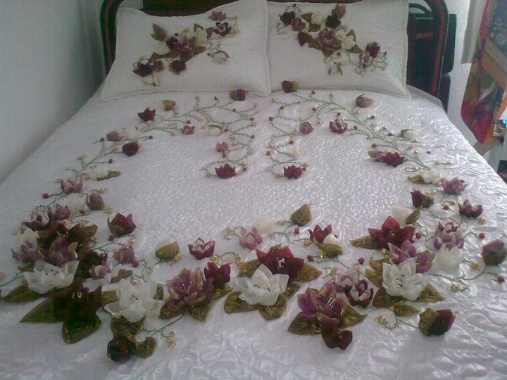Çiçek motfli yatak örtüsü modeli
