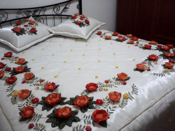 Çiçekli yatak örtüsü takımları