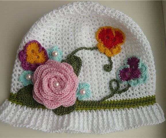 çiçek motifli çocuk şapkası