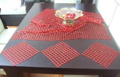 Kırmızı kasnak işi yemek masası örtüsü