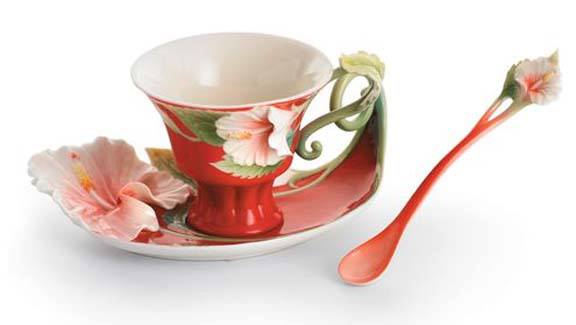 Kırmızı çiçekli fincan tabağı ve kaşığı