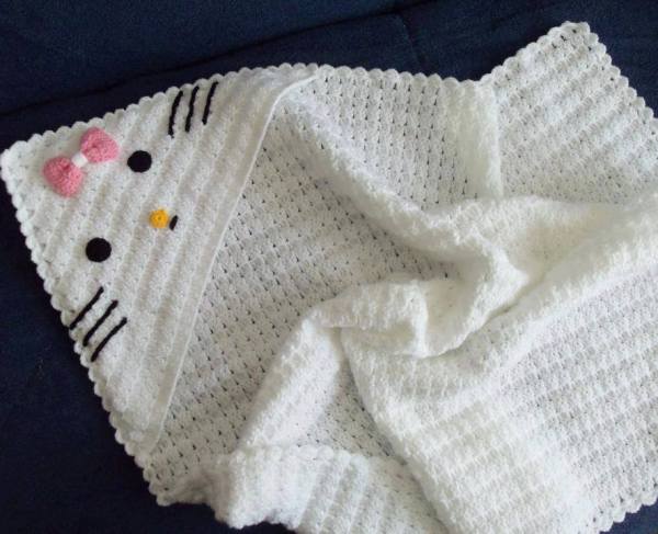 beyaz işlemeli bebek battaniyesi