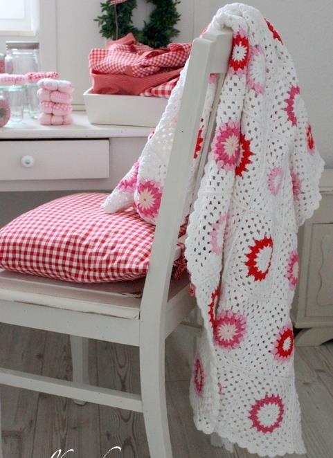 beyaz pembe kırmızı motifli battaniye
