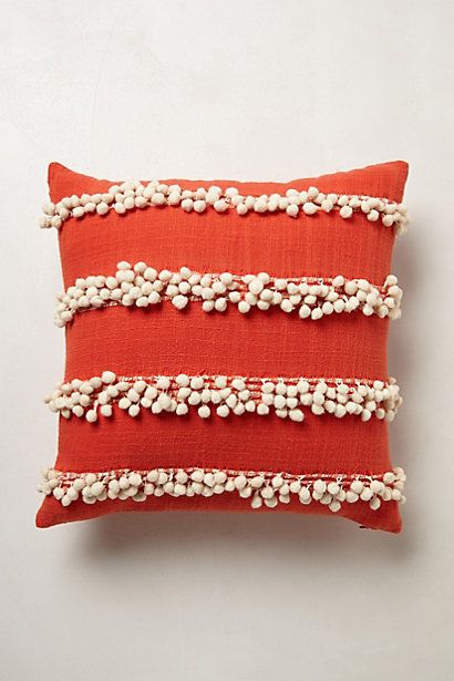 beyaz ponponlu yastık modeli