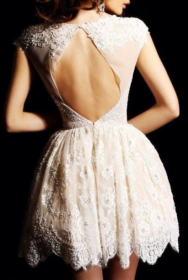 beyaz sırt dekolteli gece elbise modeli