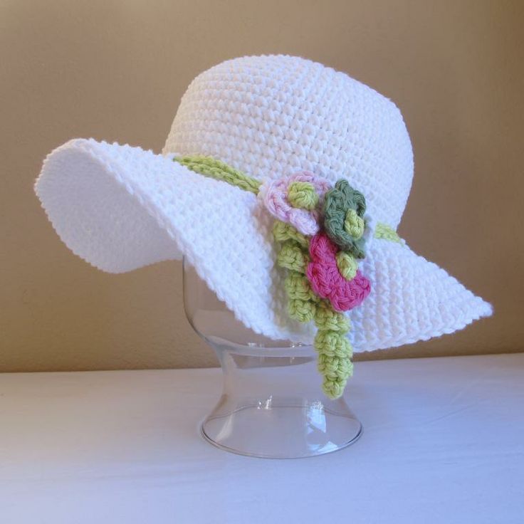 beyaz örgü çiçekli şapka modeli
