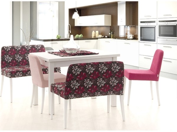 desenli kumaşlı sandelyeleri ile modern mutfak masaları