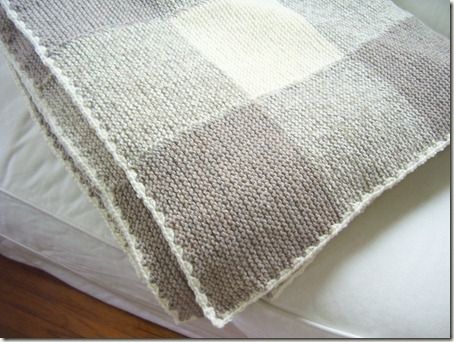 gri beyaz motifli örgü battaniye modeli