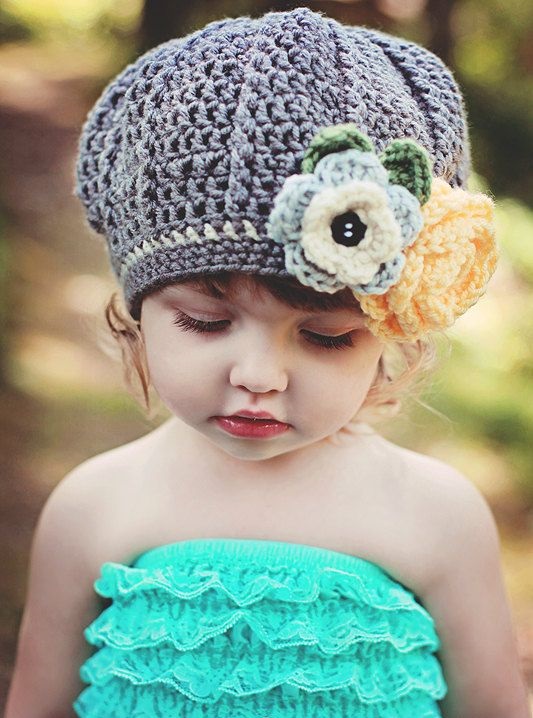 gri renkli çiçekli örgü şapka modeli