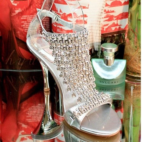 gümüş rengi taşlı ayakkabı modeli