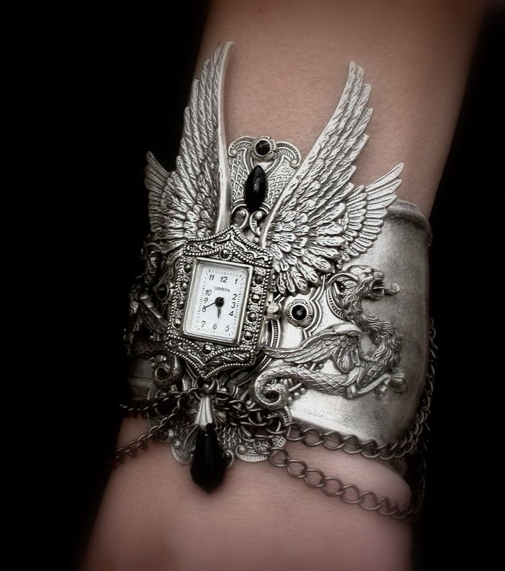 kanat figürlü kelepçe gümüş saat modeli