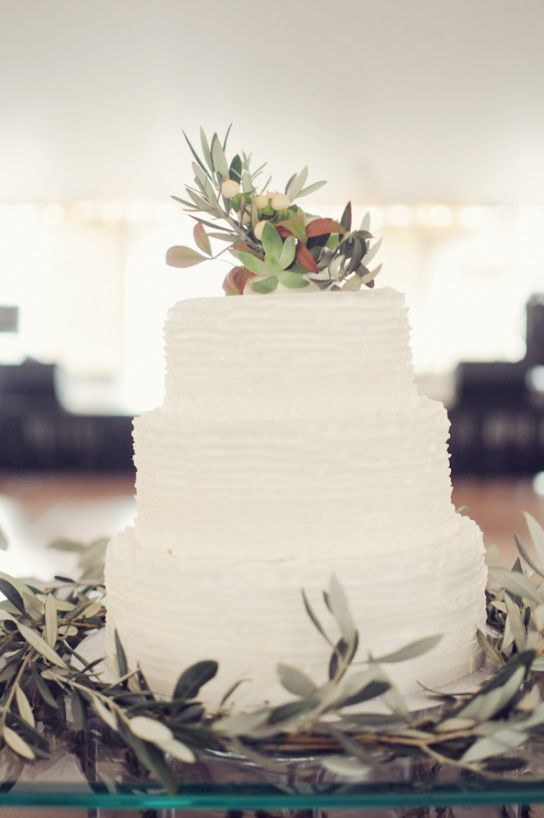 kır düğünü için sade pasta modeli