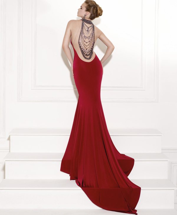 kırmızı derin yırtmaçlı sırt dekolteli şık abiye elbise arkadan görünüm