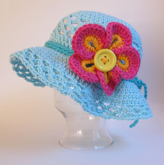 mavi çiçekli örgü şapka modeli