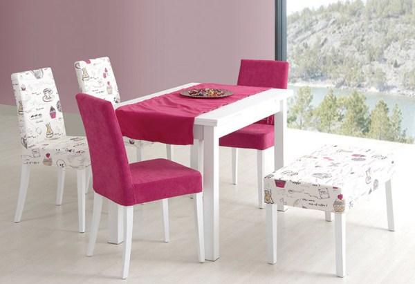 pembe ve çiçek kumaş kaplamalı sandalyeli beyaz mutfak masası