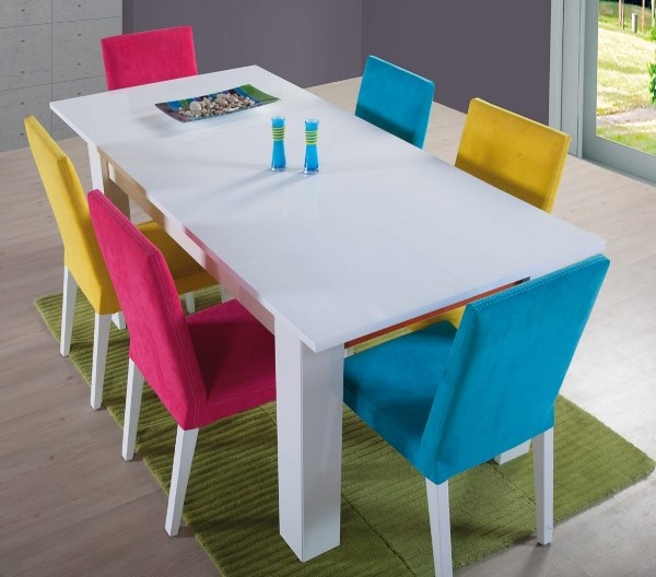 rengarenk kumaş sandalyeli beyaz lake mutfak masası ve dizaynları