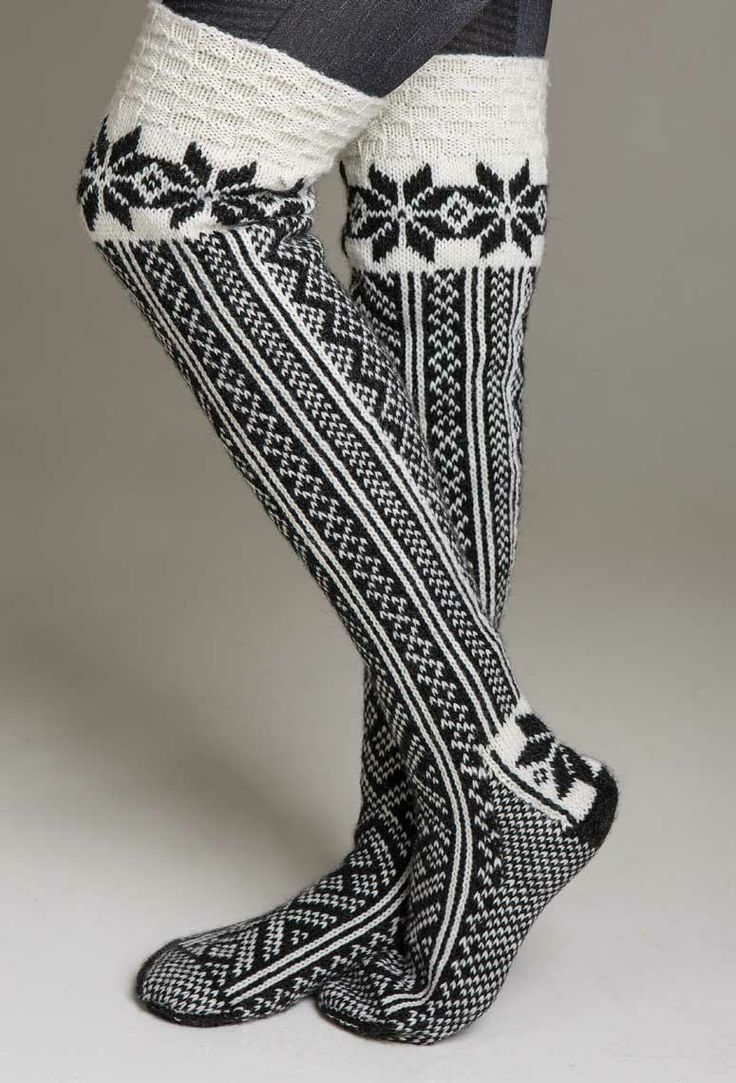 siyah beyaz desenli diz üstü örgü çorap modeli
