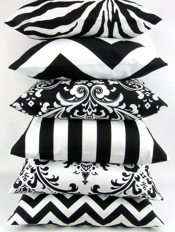 siyah beyaz desenli yastık modeli