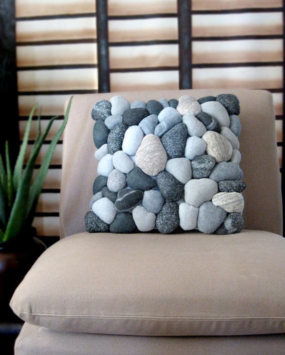 taş desenli yastık modeli