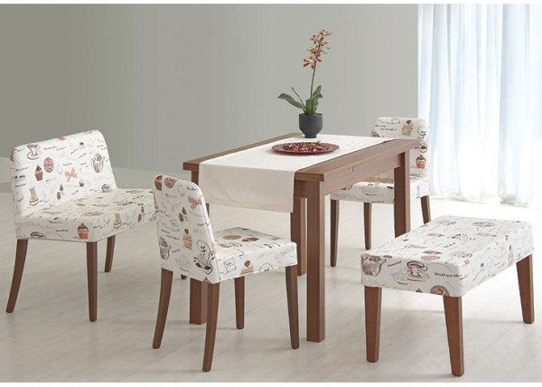 çiçek desenli sandalye ve puflu ahşap murfak masası