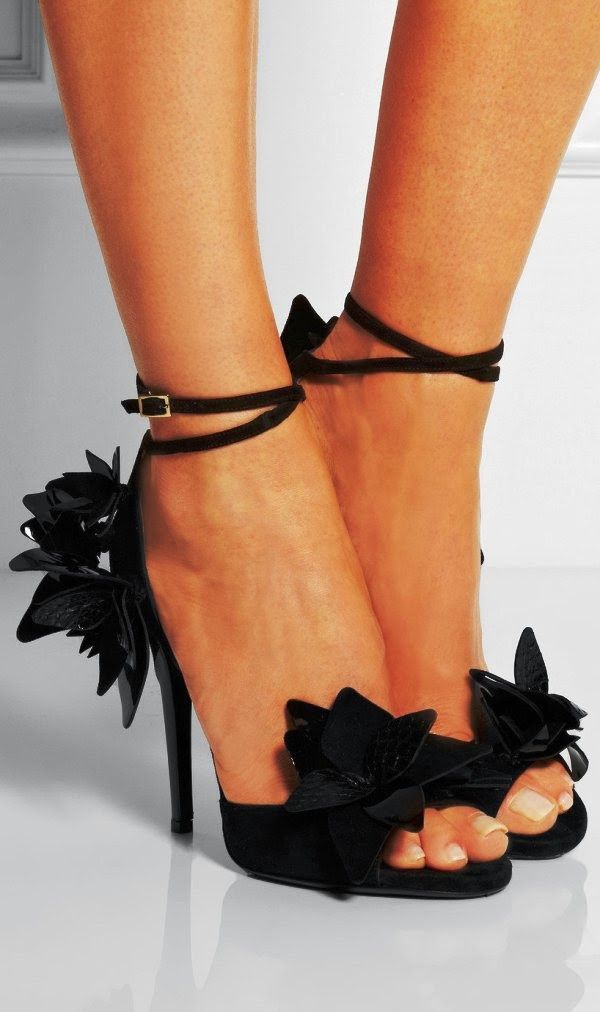 çiçek detaylı siyah ayakkabı modeli