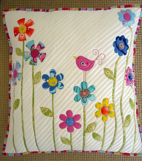 çiçekli kuş figürlü yastık modeli