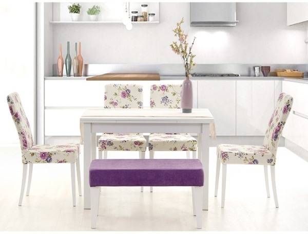 çiçekli ve mor puflu beyaz mutfak masası