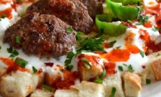 Bayat Ekmekli Köfte Kebabı Tarifi