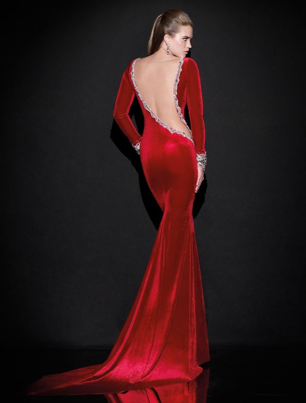 kırmızı kadife uzun kollu kuyruklu sırt dekolteli abiye elbise modeli arkadan görünüm