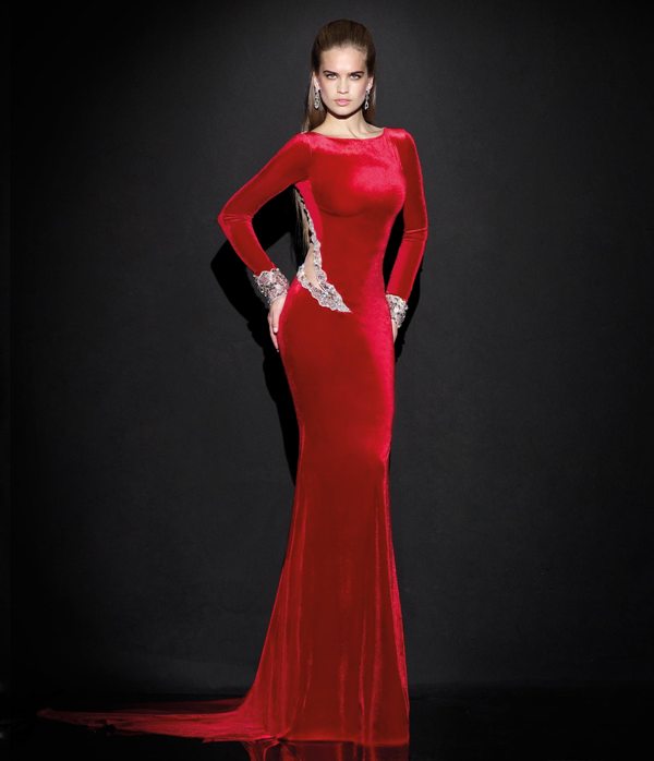 kırmızı kadife uzun kollu kuyruklu sırt dekolteli abiye elbise modeli