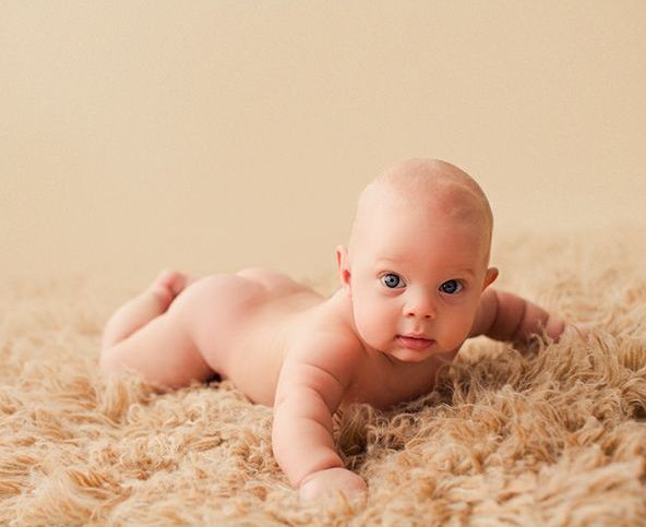 renkli gözlü erkek bebek resmi