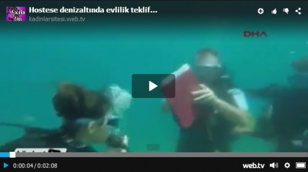 Hostese deniz altında evlilik teklif etti