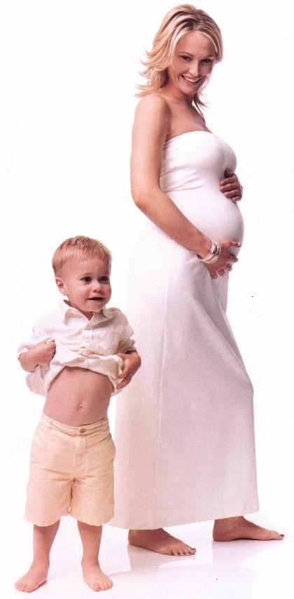 Beyaz straplez hamile elbise modeli