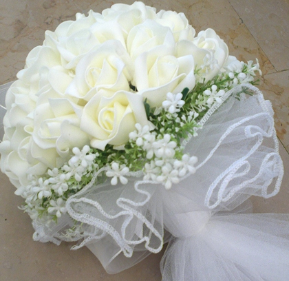 Fırfırlı tülle süslü beyaz güllü gelin çiçeği modelleri