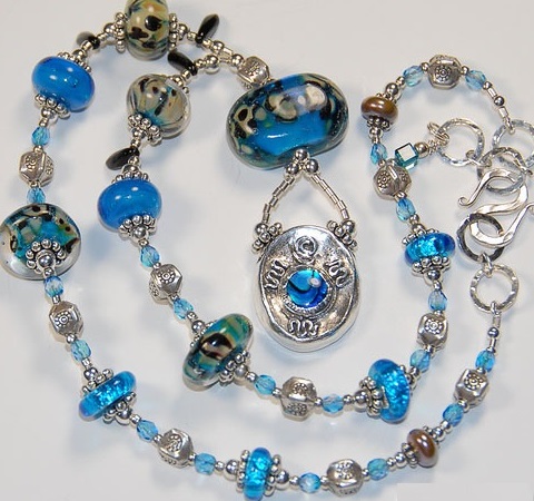 Gümüş ve mavi boncuklu kolye modelleri