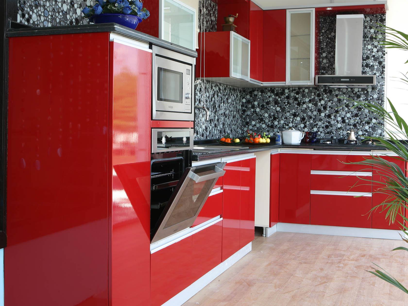 Kırmızı renkli dolaplarla tasarlanmış mutfak modelleri