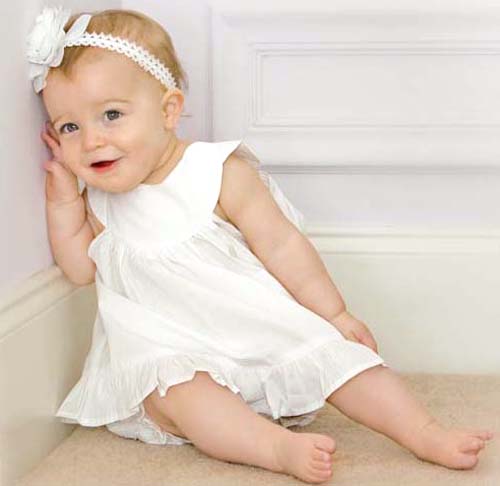 beyaz ve tacıyla birlikte çok şirin kız bebek kıyafetleri