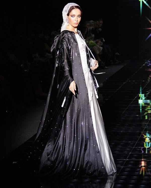 Siyah taş işlemeli abiye elbise modeli