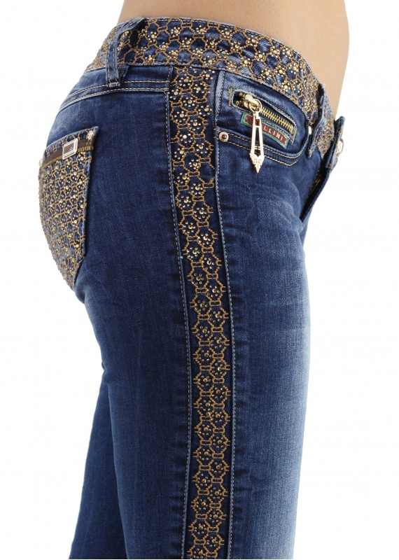 Taşlı işlemeli jean pantolon modeli